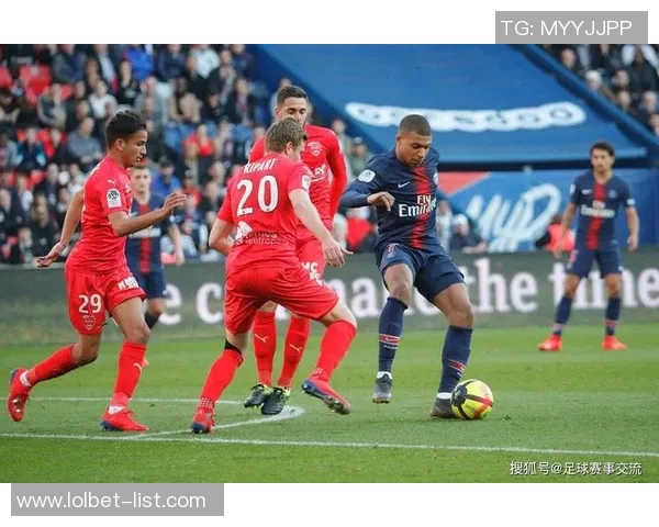 国王杯精彩对决本菲卡与巴黎圣日耳曼激战成平局帽子戏法瞬间点燃全场热情