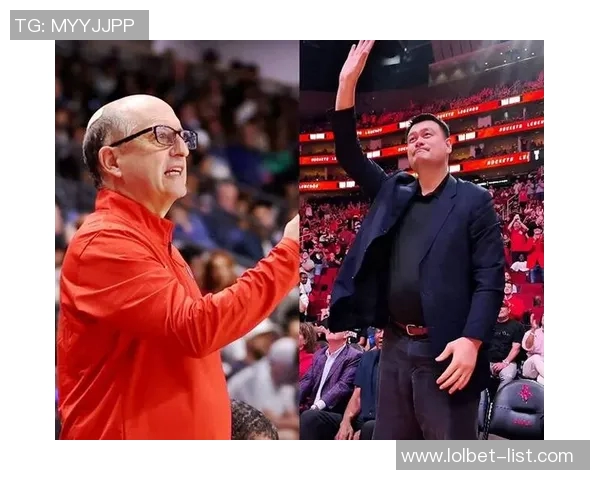 姚明扣篮翻身瞬间展现篮球巨星风采与力量之美