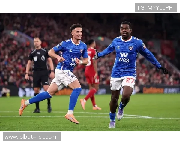 足总杯激战利物浦大胜曼联乌龙球成比赛转折点精彩集锦回顾 足总杯激战利物浦大胜曼联乌龙球成比赛转折点精彩集锦回顾