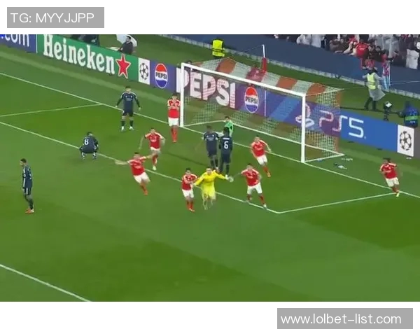 英超激战:皇马逆转多特蒙德补时绝杀引发争议判罚全场沸腾 英超激战:皇马逆转多特蒙德补时绝杀引发争议判罚全场沸腾