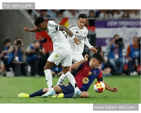 国王杯激战曼联逆转巴萨补时绝杀引爆全场激情瞬间